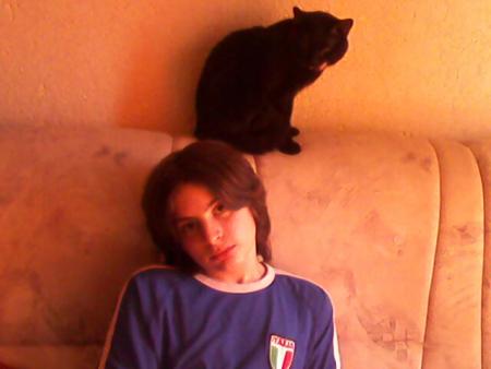 la terreur des bacs a sable pas le chat!! le sale goss ki est mon petit frere